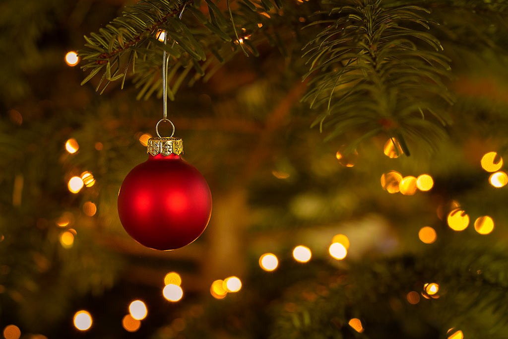 Foto einer Christbaumkugel am Baum